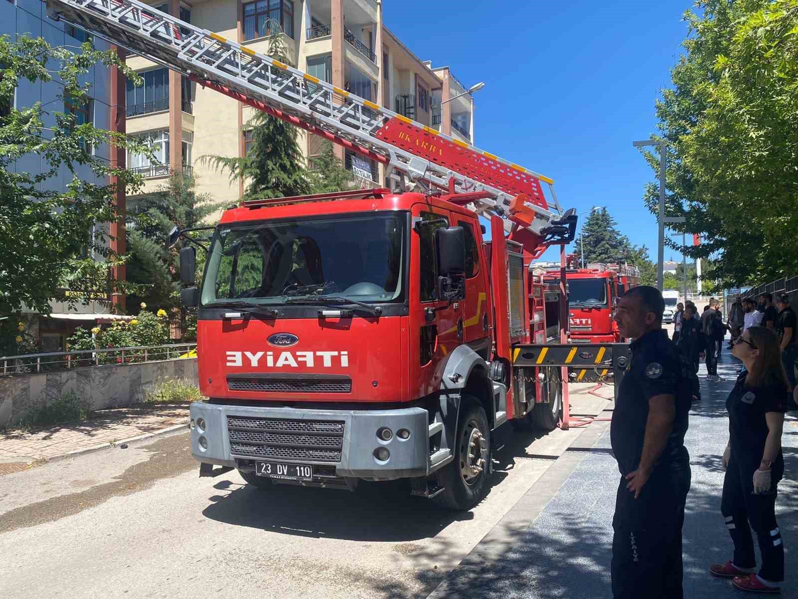 Pansiyonda yangın: Dumandan etkilenen 2 kişi kurtarıldı
