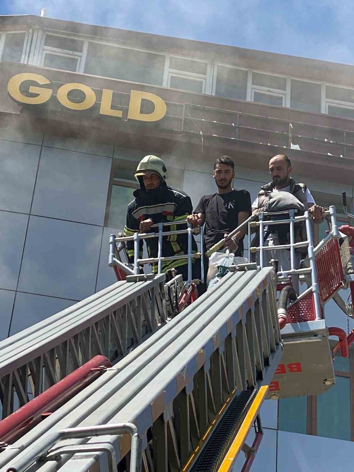 Pansiyonda yangın: Dumandan etkilenen 2 kişi kurtarıldı
