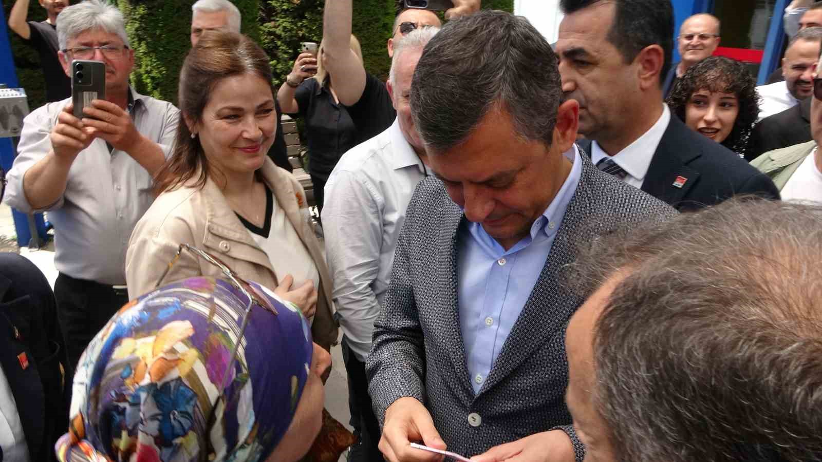 CHP Genel Başkanı Özel, Rize’deki Çay Mitingi’ne katılmak için Trabzon’a geldi
