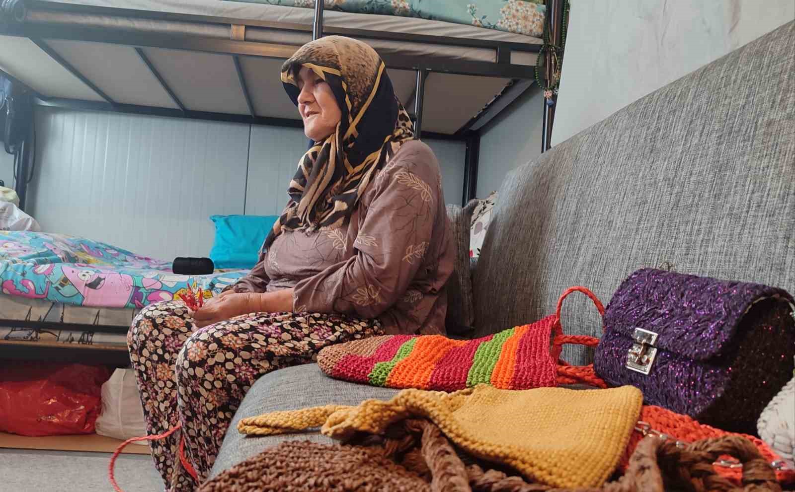 Depremde enkaz altından çıkartılan 65 yaşındaki kadın hayata örgü yaparak tutundu
