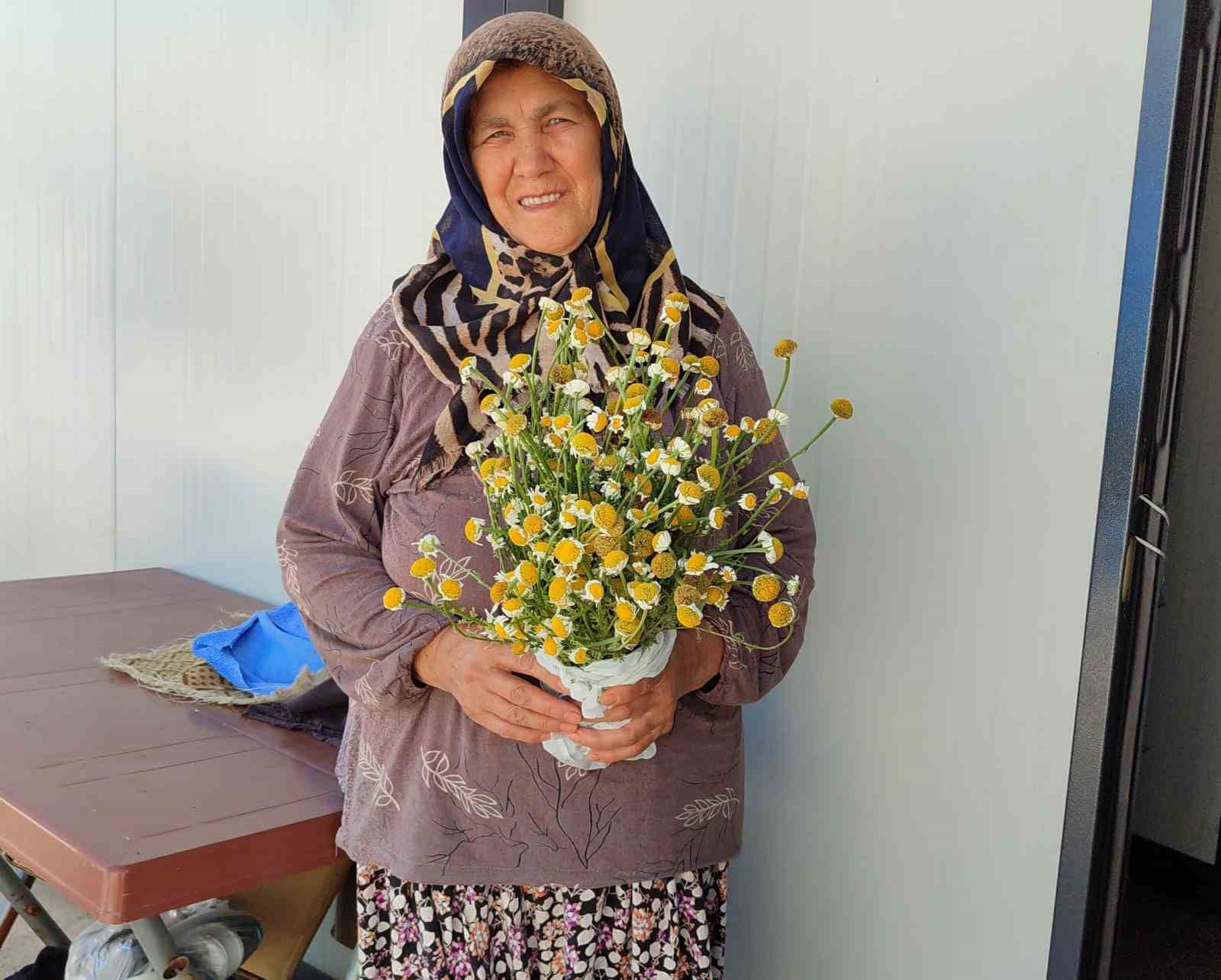 Depremde enkaz altından çıkartılan 65 yaşındaki kadın hayata örgü yaparak tutundu
