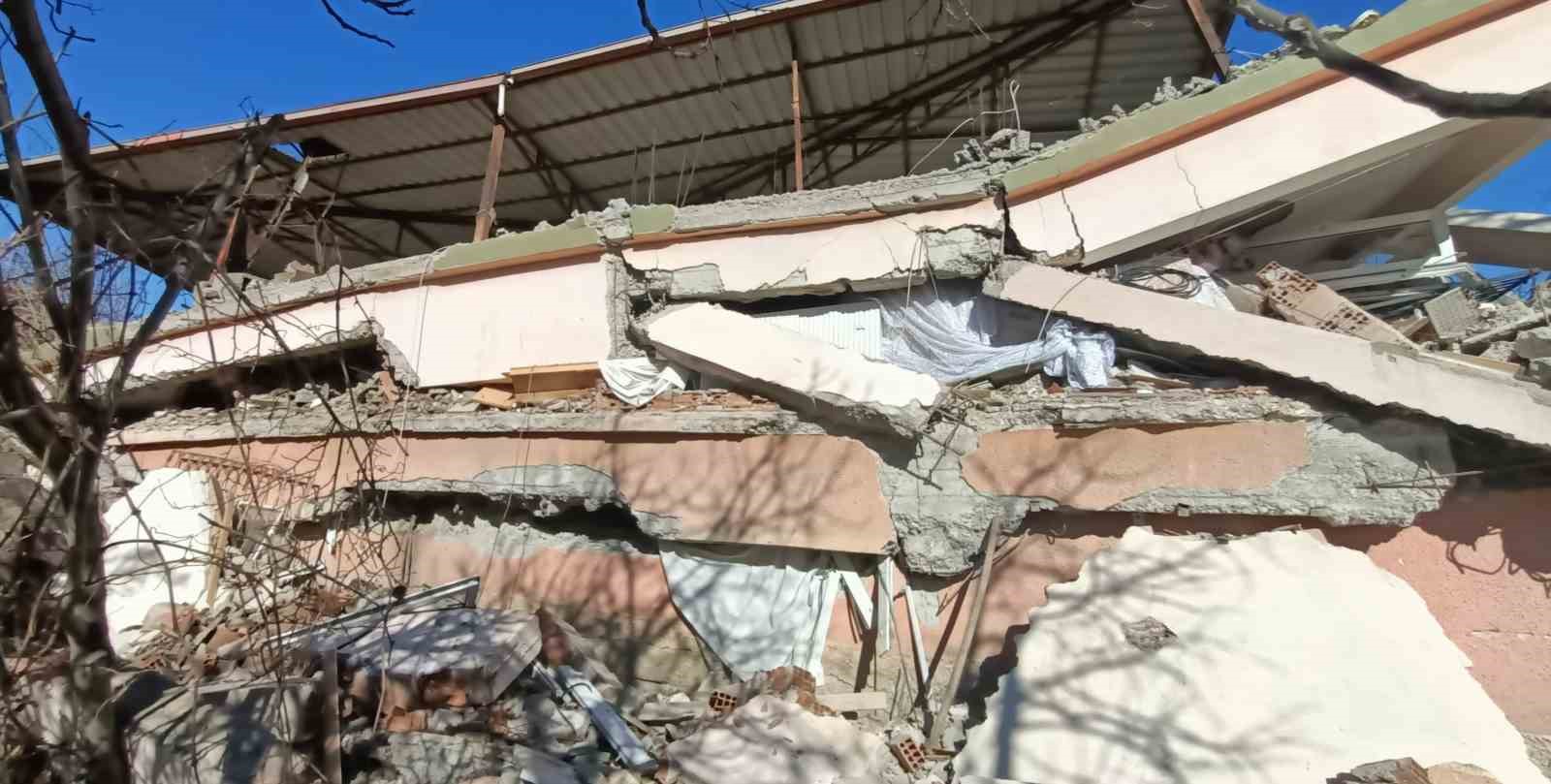 Depremde enkaz altından çıkartılan 65 yaşındaki kadın hayata örgü yaparak tutundu
