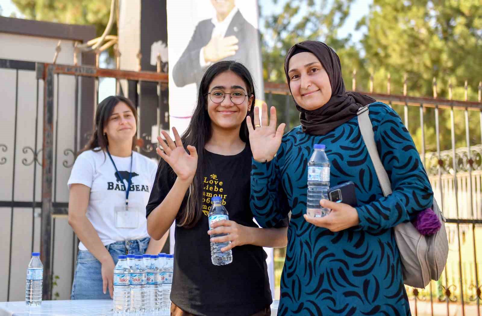 Büyükşehir Belediyesi, LGS’ye giren öğrenciler su dağıttı
