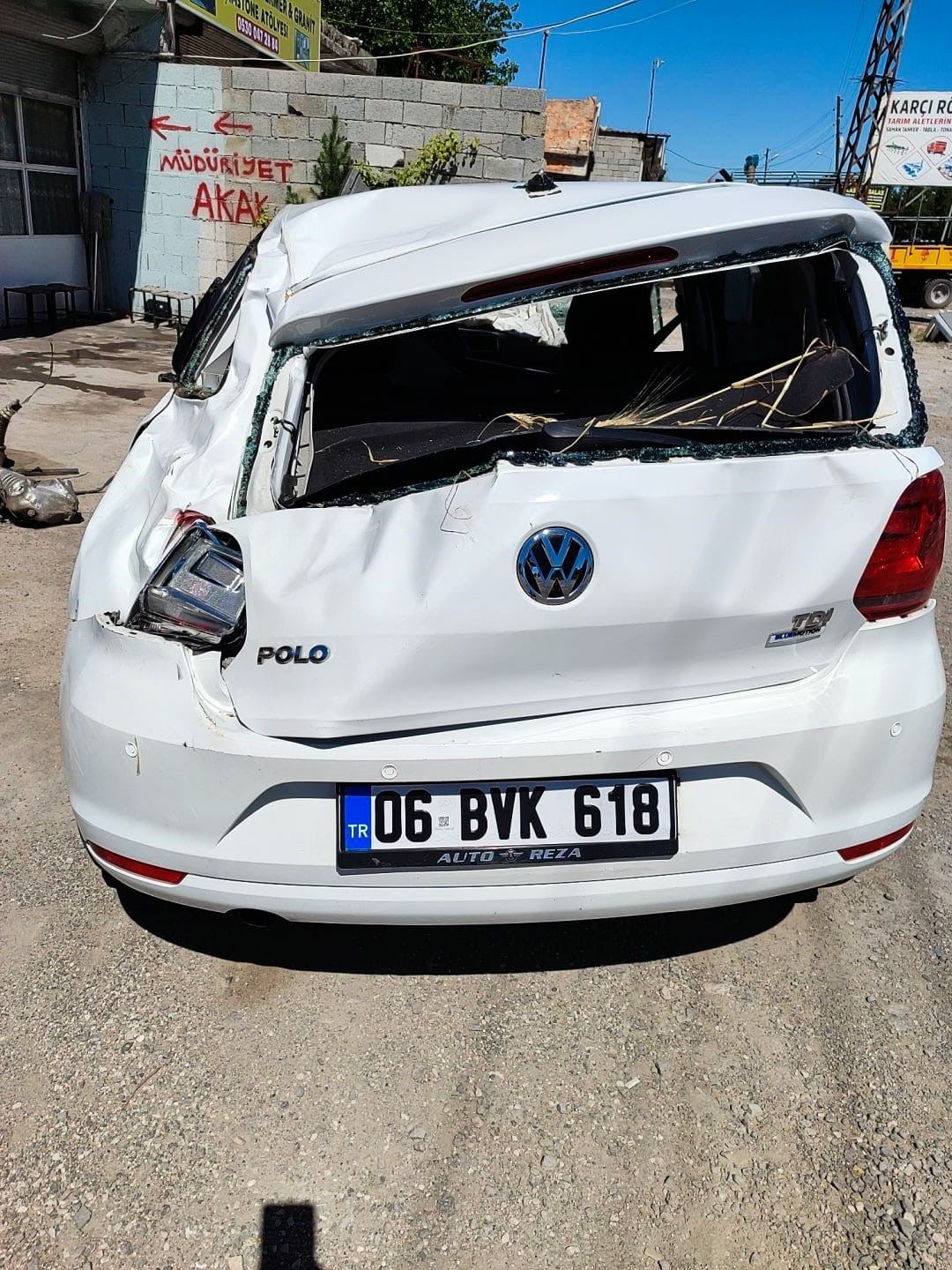 Sürücüsünün kontrolünden çıkan otomobil tarlaya uçtu: 2 yaralı
