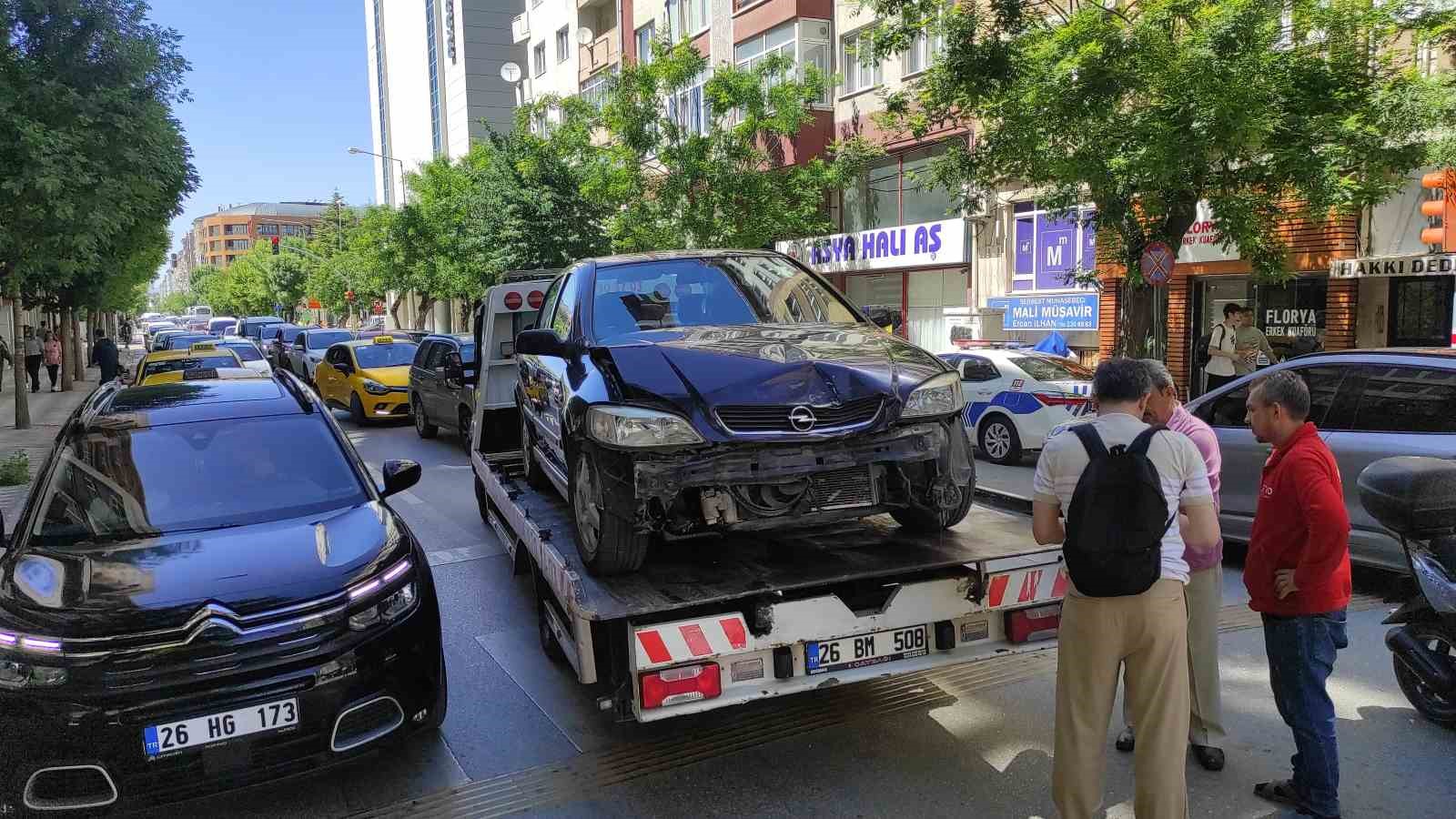 Kırmızı ışık ihlali yapan otomobilin sebep olduğu kaza güvenlik kamerasına yansıdı
