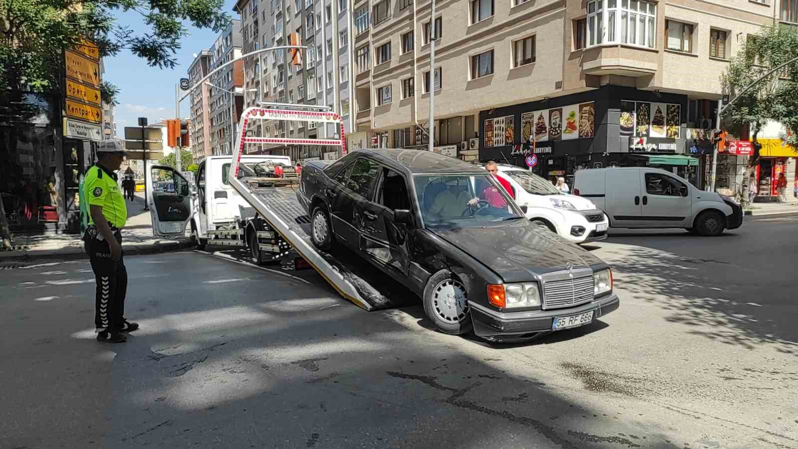 Kırmızı ışık ihlali yapan otomobilin sebep olduğu kaza güvenlik kamerasına yansıdı
