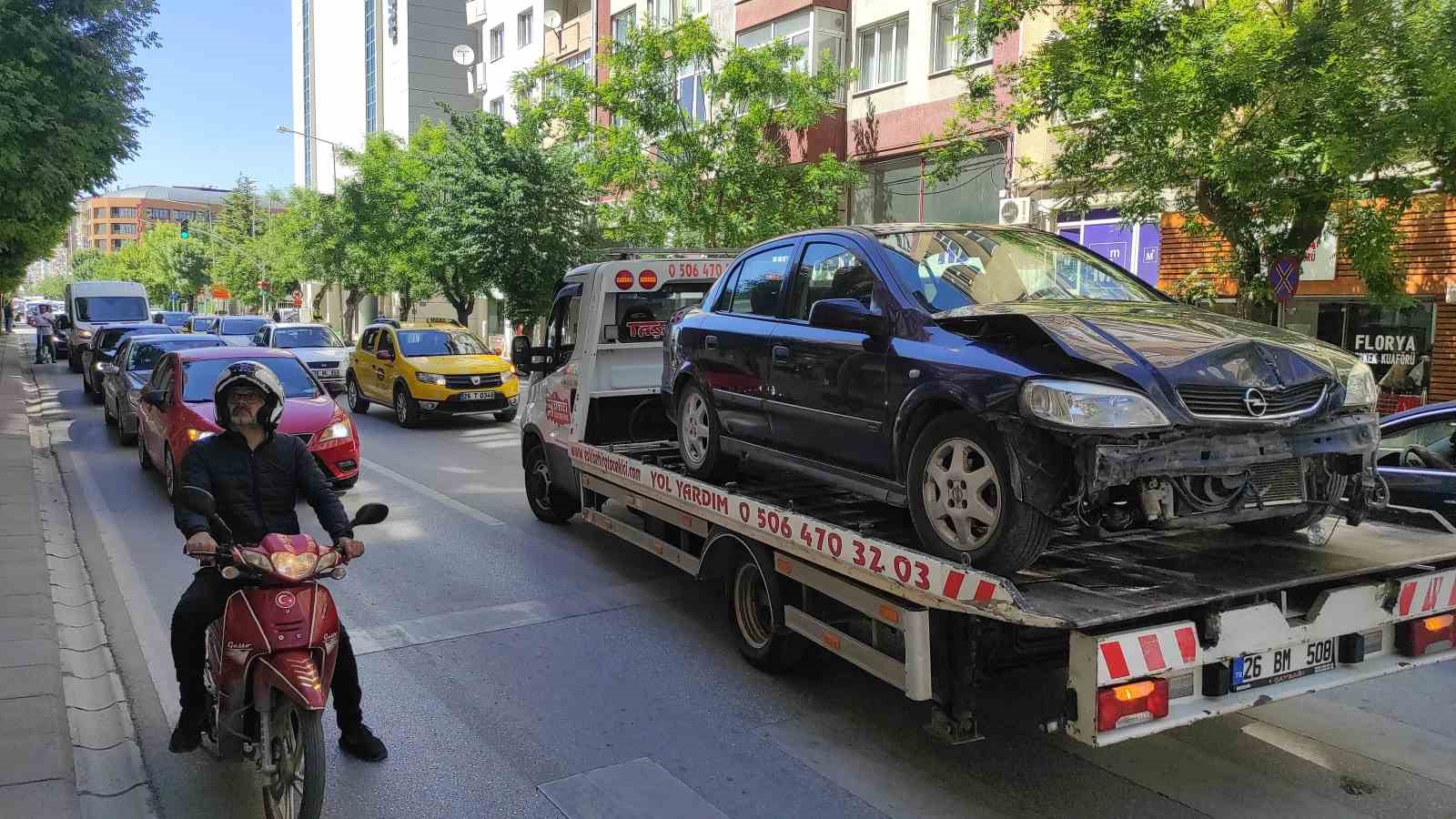 Kırmızı ışık ihlali yapan otomobilin sebep olduğu kaza güvenlik kamerasına yansıdı
