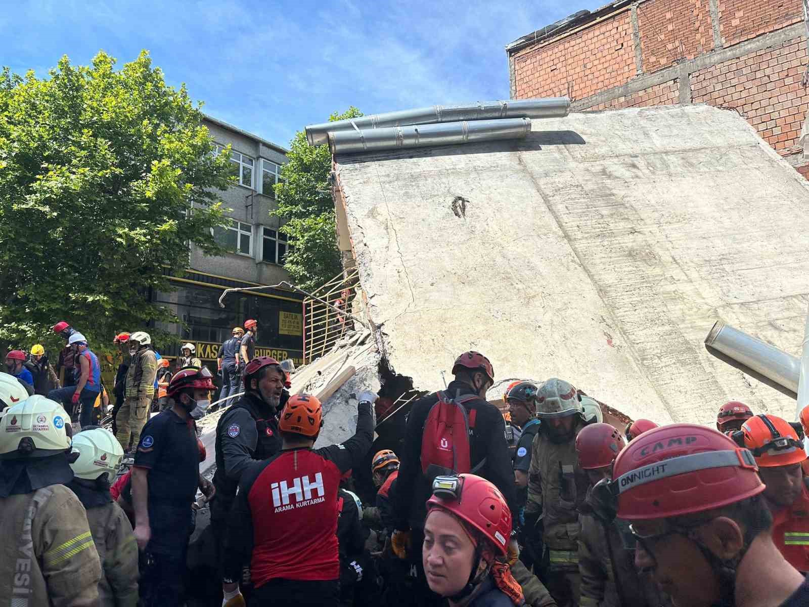 Küçükçekmece’de çöken 3 katlı binanın bulunduğu alan havadan görüntülendi
