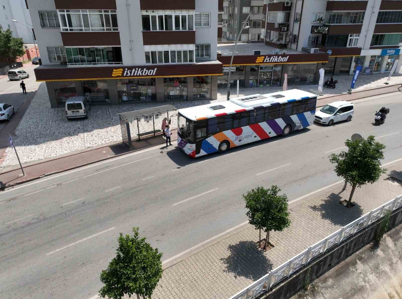 Karaisalı’da otobüs durağına yazı yazarak Zeydan Karalar’dan yeni otobüs isteyen ilçe halkının arzusu yerine getirildi
