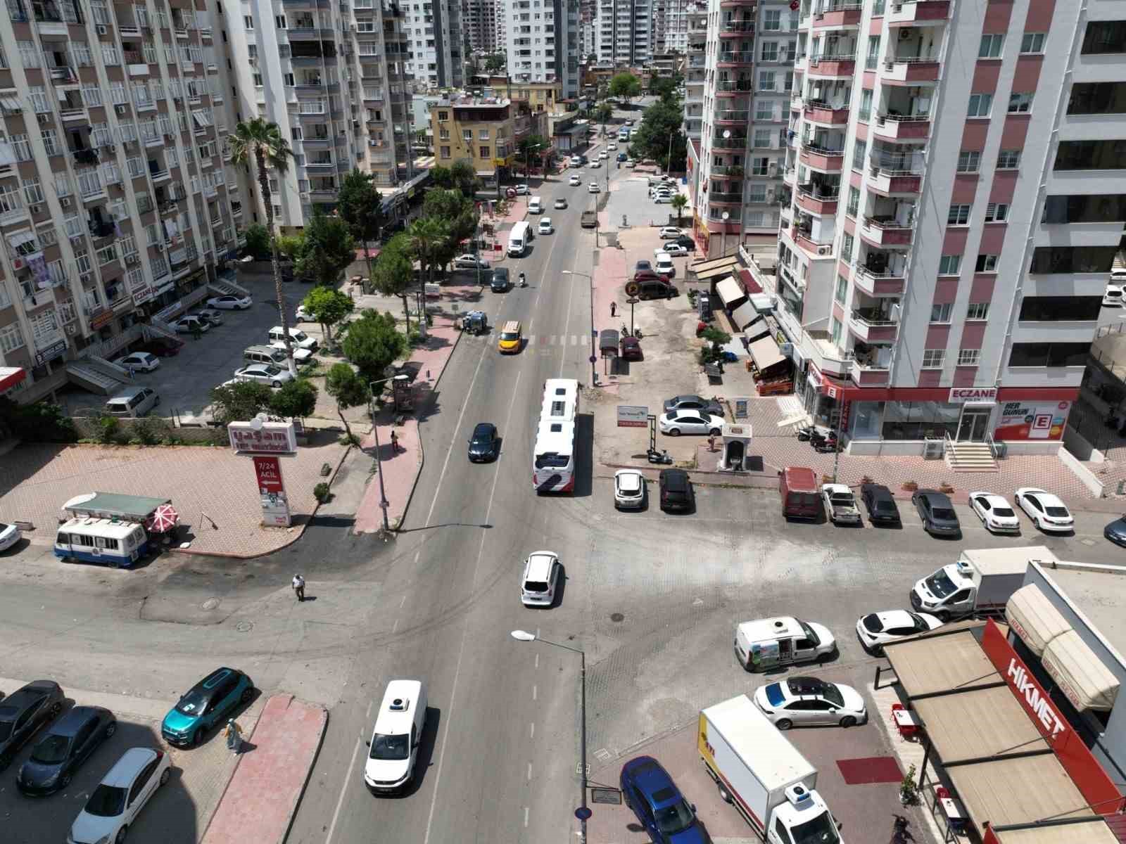 Karaisalı’da otobüs durağına yazı yazarak Zeydan Karalar’dan yeni otobüs isteyen ilçe halkının arzusu yerine getirildi
