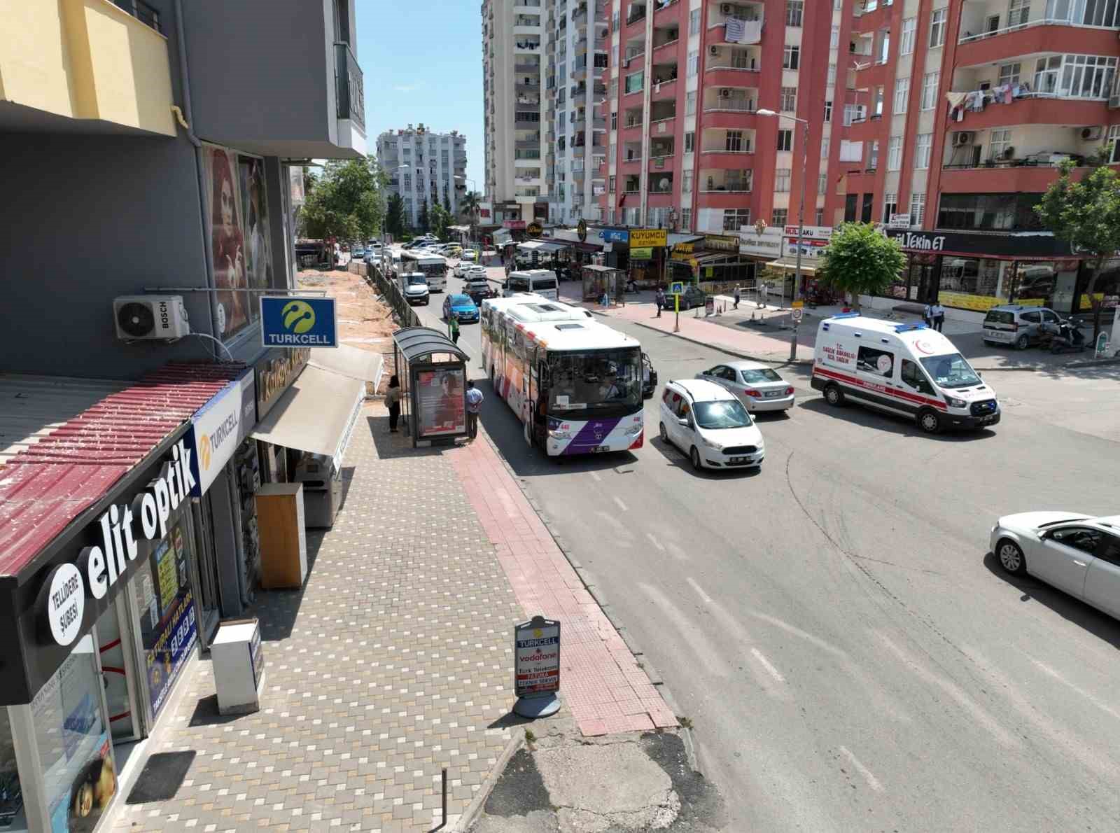 Karaisalı’da otobüs durağına yazı yazarak Zeydan Karalar’dan yeni otobüs isteyen ilçe halkının arzusu yerine getirildi
