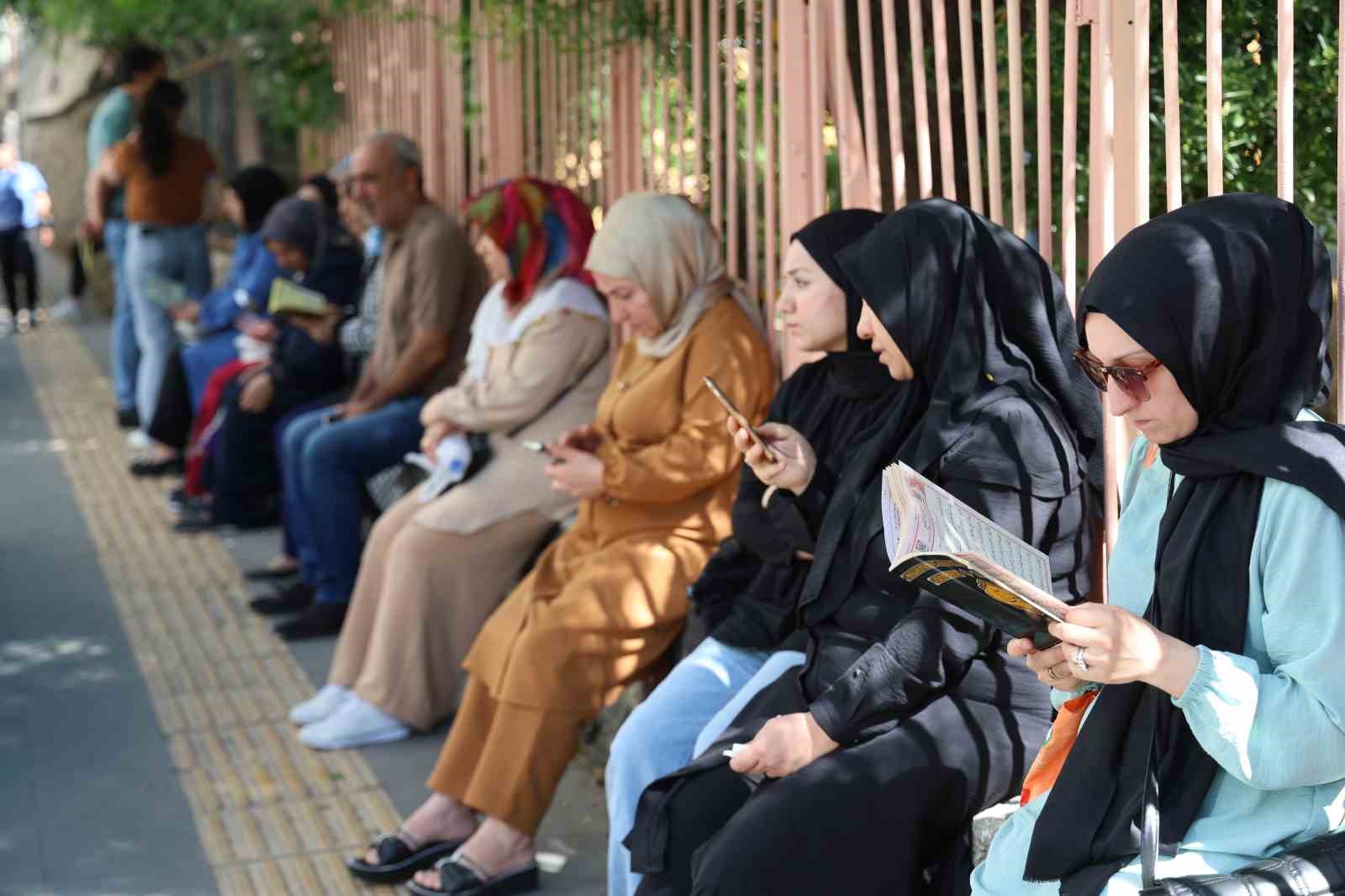 Kimliğini unutan ve sınav saatini karıştıran öğrenciler son dakikalarda yetişti
