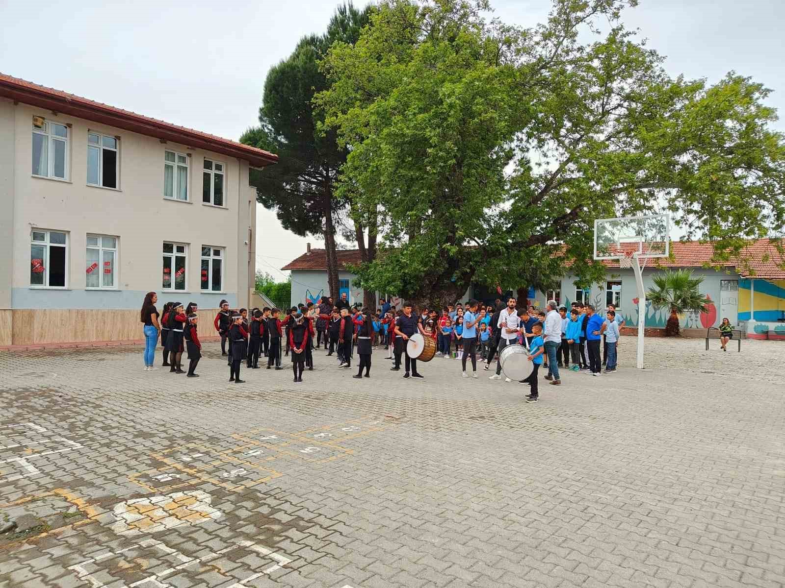 Köyceğiz’de öğretmen, öğrenci ve velilerin türkü klipi ses getirdi
