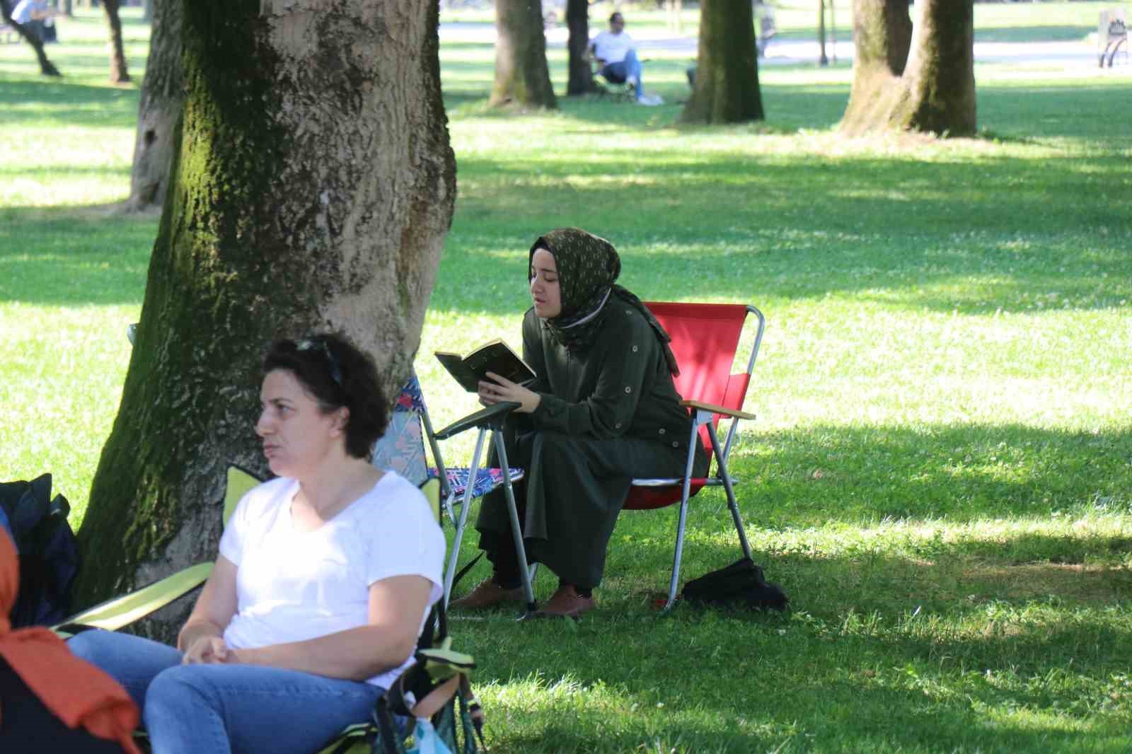 Öğrenciler sıralarda, veliler ise okulun çevresinde ter döktü
