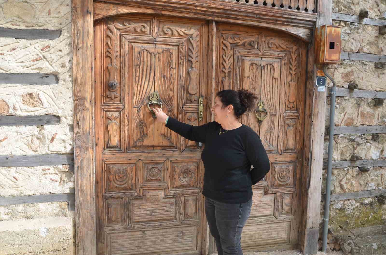 Kadınlar için ayrı, erkekler için ayrı kapı tokmağı geleneği 300 yıldır devam ediyor
