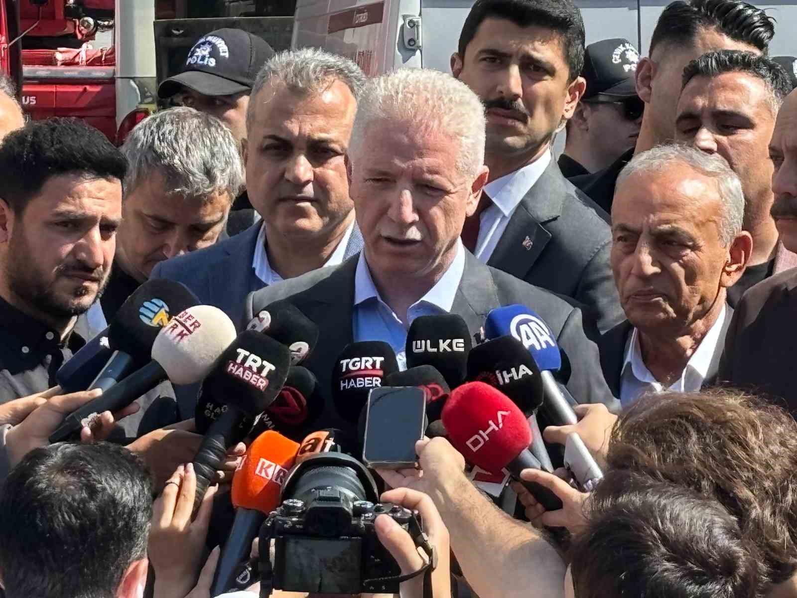 İstanbul Valisi Gül: “7 kişi yaralı olarak çıkarıldı, 2 kişinin daha göçük altında olduğu söyleniyor”
