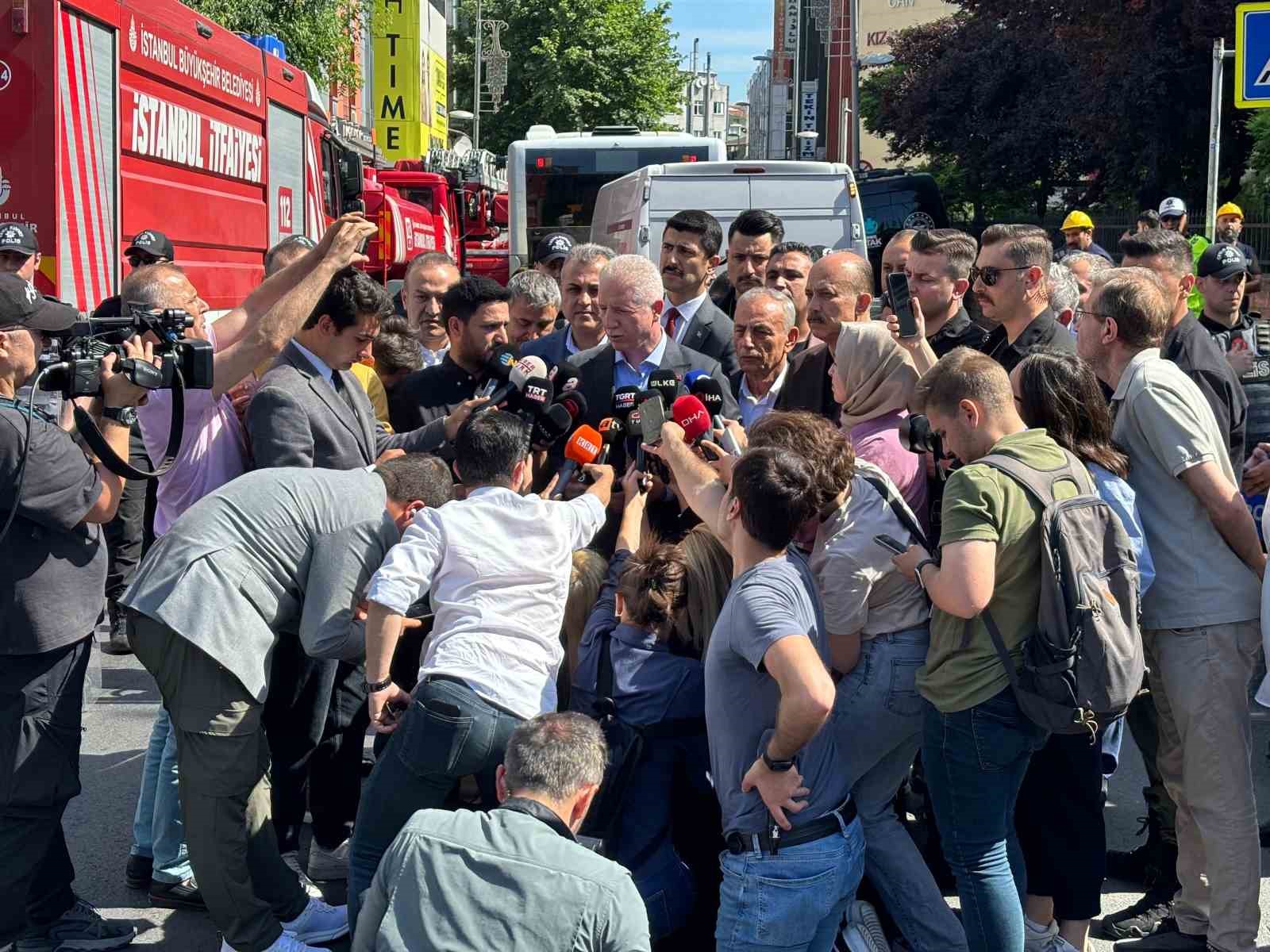 İstanbul Valisi Gül: “7 kişi yaralı olarak çıkarıldı, 2 kişinin daha göçük altında olduğu söyleniyor”
