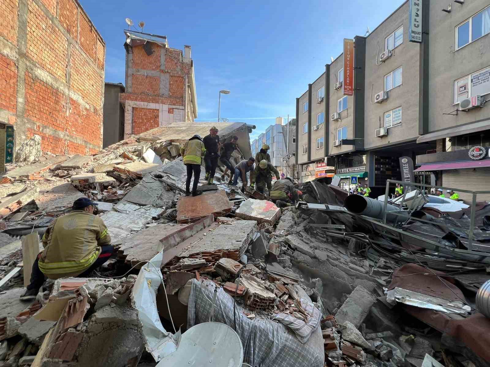 İstanbul Valisi Gül: “7 kişi yaralı olarak çıkarıldı, 2 kişinin daha göçük altında olduğu söyleniyor”
