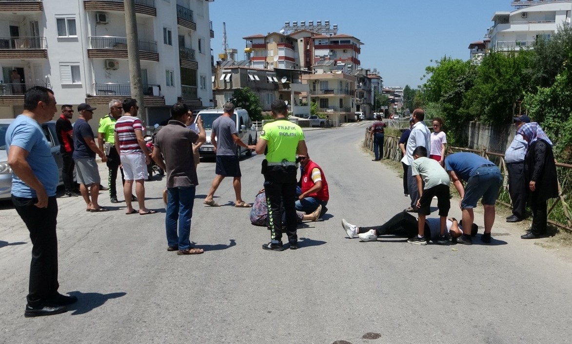 Yaralıları güneşten etkilenmemesi için otomobil güneşliği ile korumaya çalıştılar
