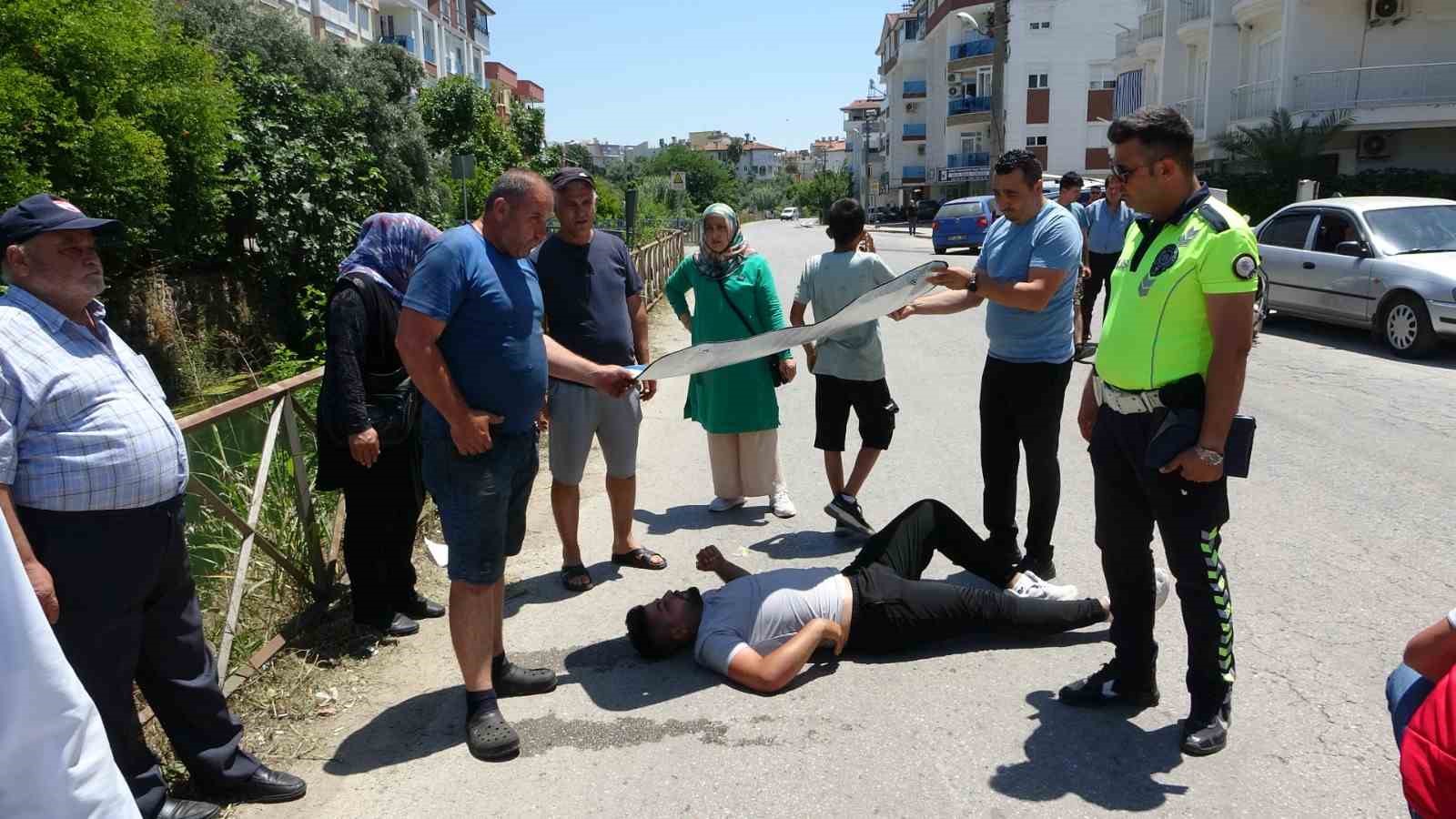 Yaralıları güneşten etkilenmemesi için otomobil güneşliği ile korumaya çalıştılar
