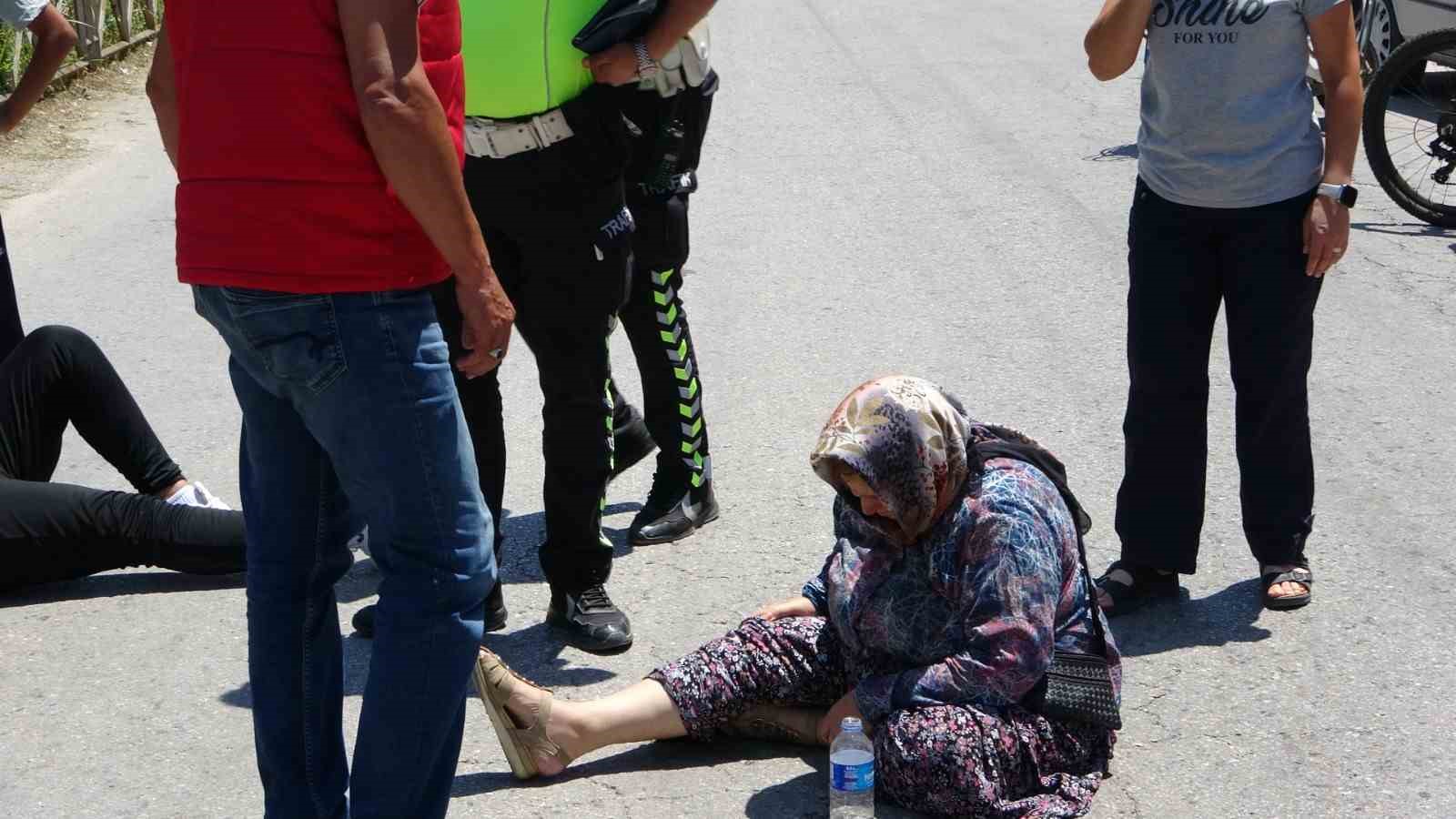 Yaralıları güneşten etkilenmemesi için otomobil güneşliği ile korumaya çalıştılar
