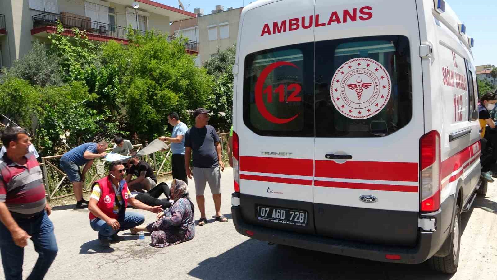 Yaralıları güneşten etkilenmemesi için otomobil güneşliği ile korumaya çalıştılar
