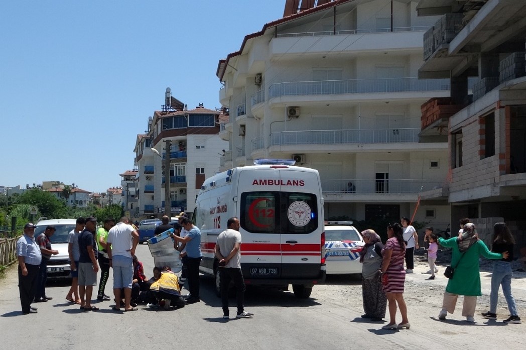 Yaralıları güneşten etkilenmemesi için otomobil güneşliği ile korumaya çalıştılar
