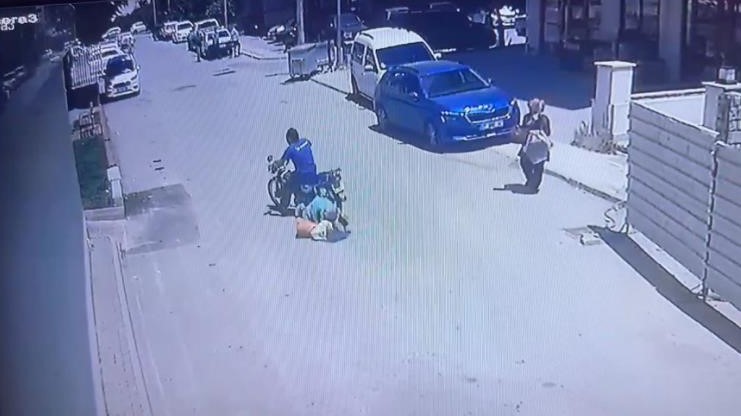 Eteği motosikletin zincirine takılan kadın yerde sürüklenip ölümden döndü
