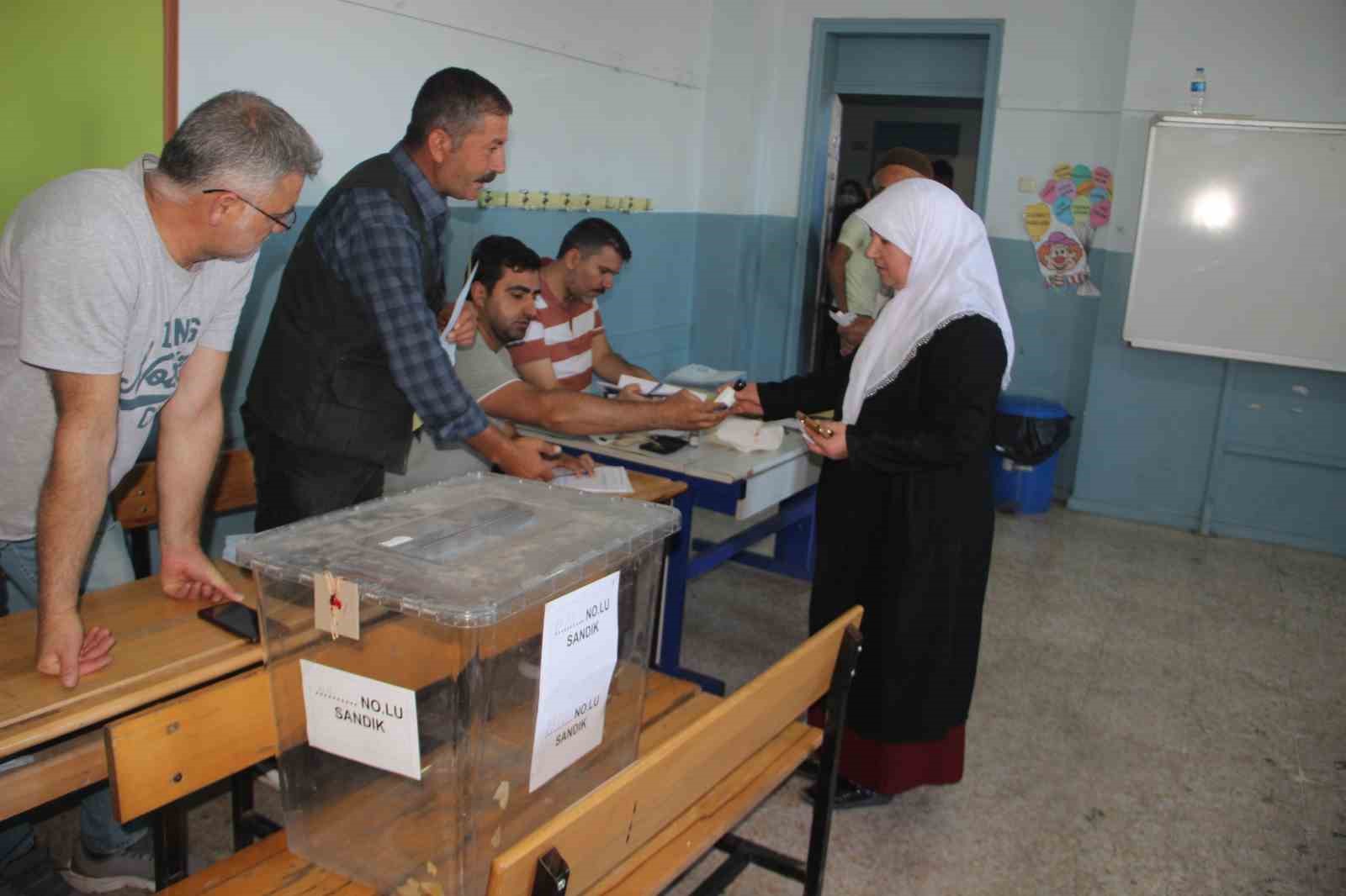 Seçimlerin yenilendiği Hilvan’da oy kullanma işlemi başladı
