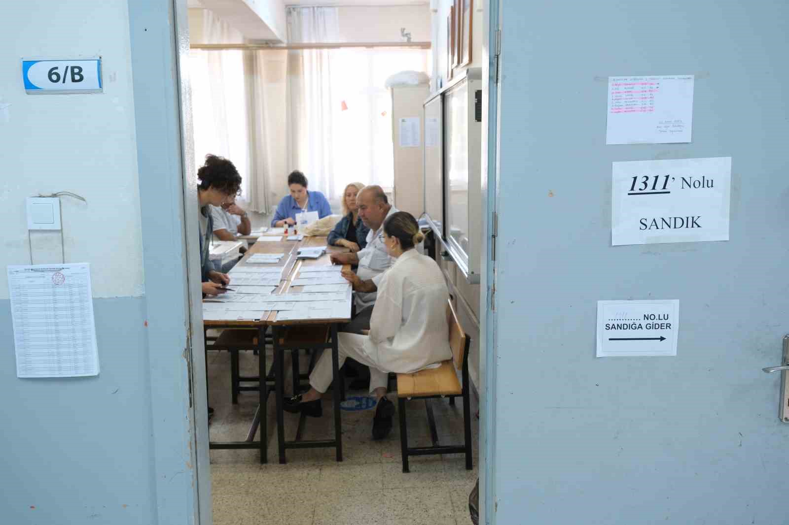 Büyükkarıştıran beldesinde seçmenler 2 ay sonra belediye başkanı seçimi için yeniden sandık başına gitti
