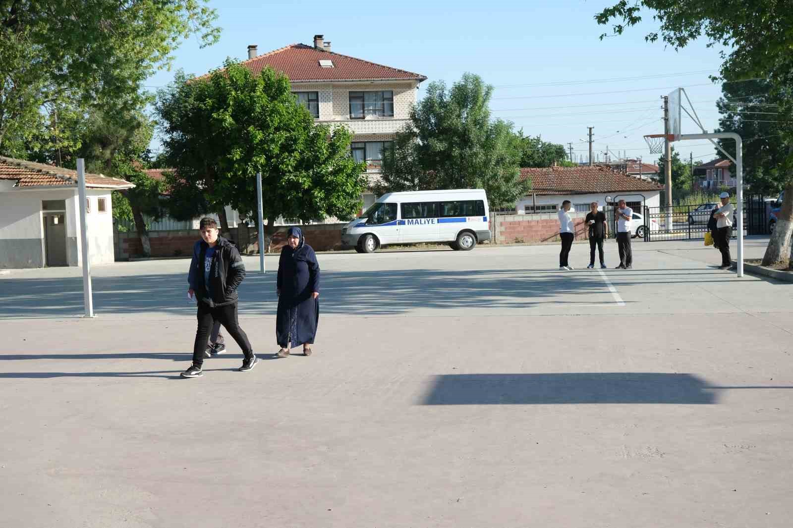 Büyükkarıştıran beldesinde seçmenler 2 ay sonra belediye başkanı seçimi için yeniden sandık başına gitti
