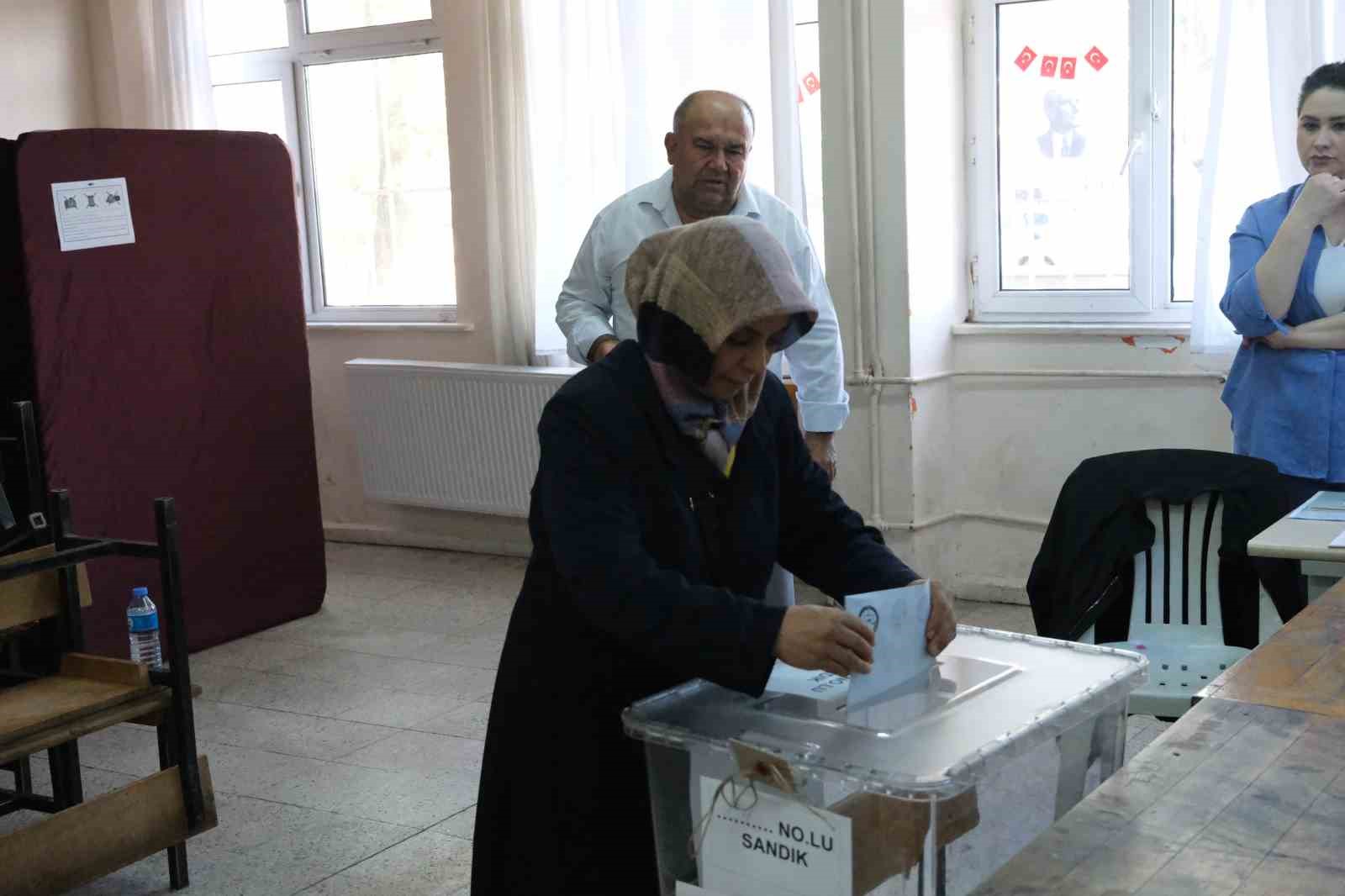 Büyükkarıştıran beldesinde seçmenler 2 ay sonra belediye başkanı seçimi için yeniden sandık başına gitti
