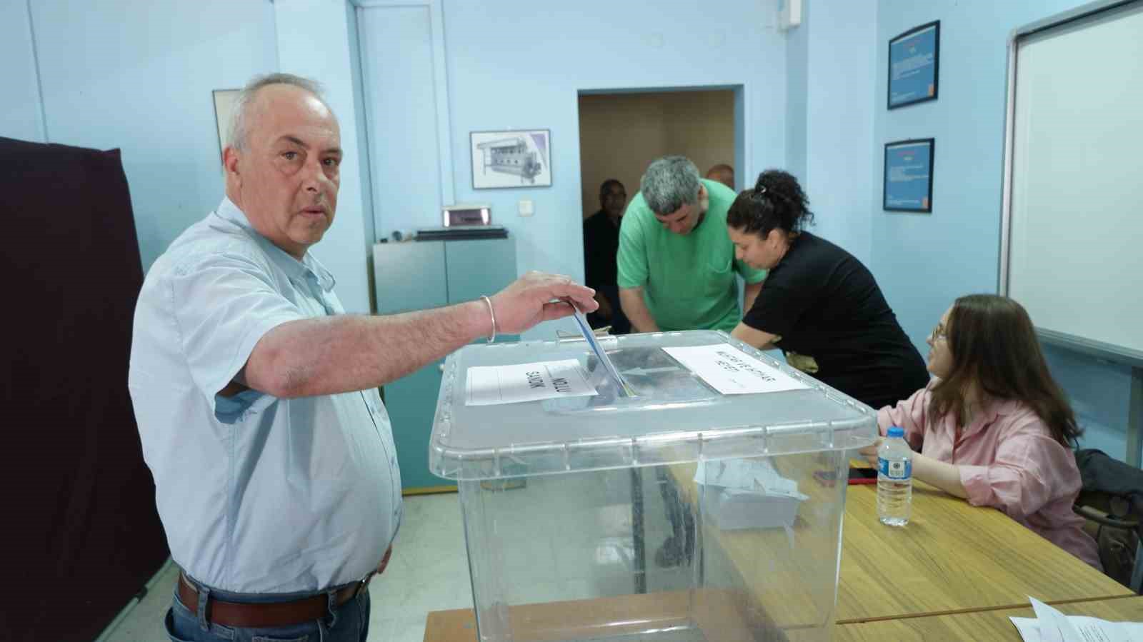 31 Mart’ta oylar çöpe atılmıştı, mahalleli ikinci kez sandığa gitti
