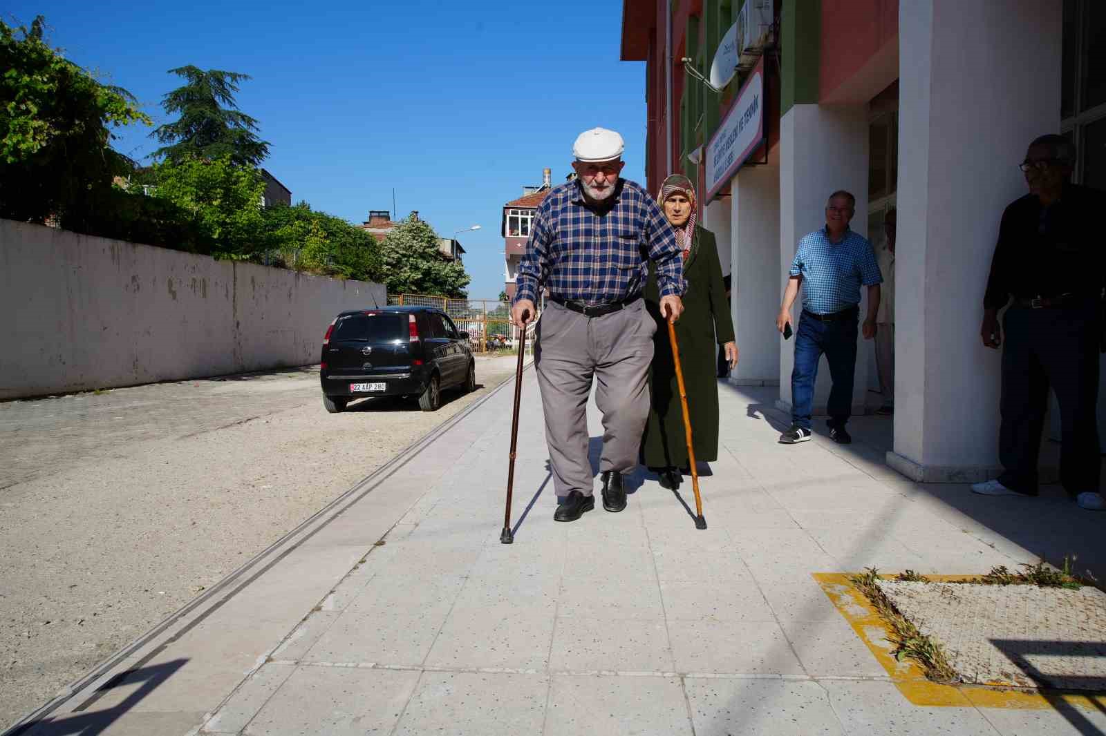 31 Mart’ta oylar çöpe atılmıştı, mahalleli ikinci kez sandığa gitti
