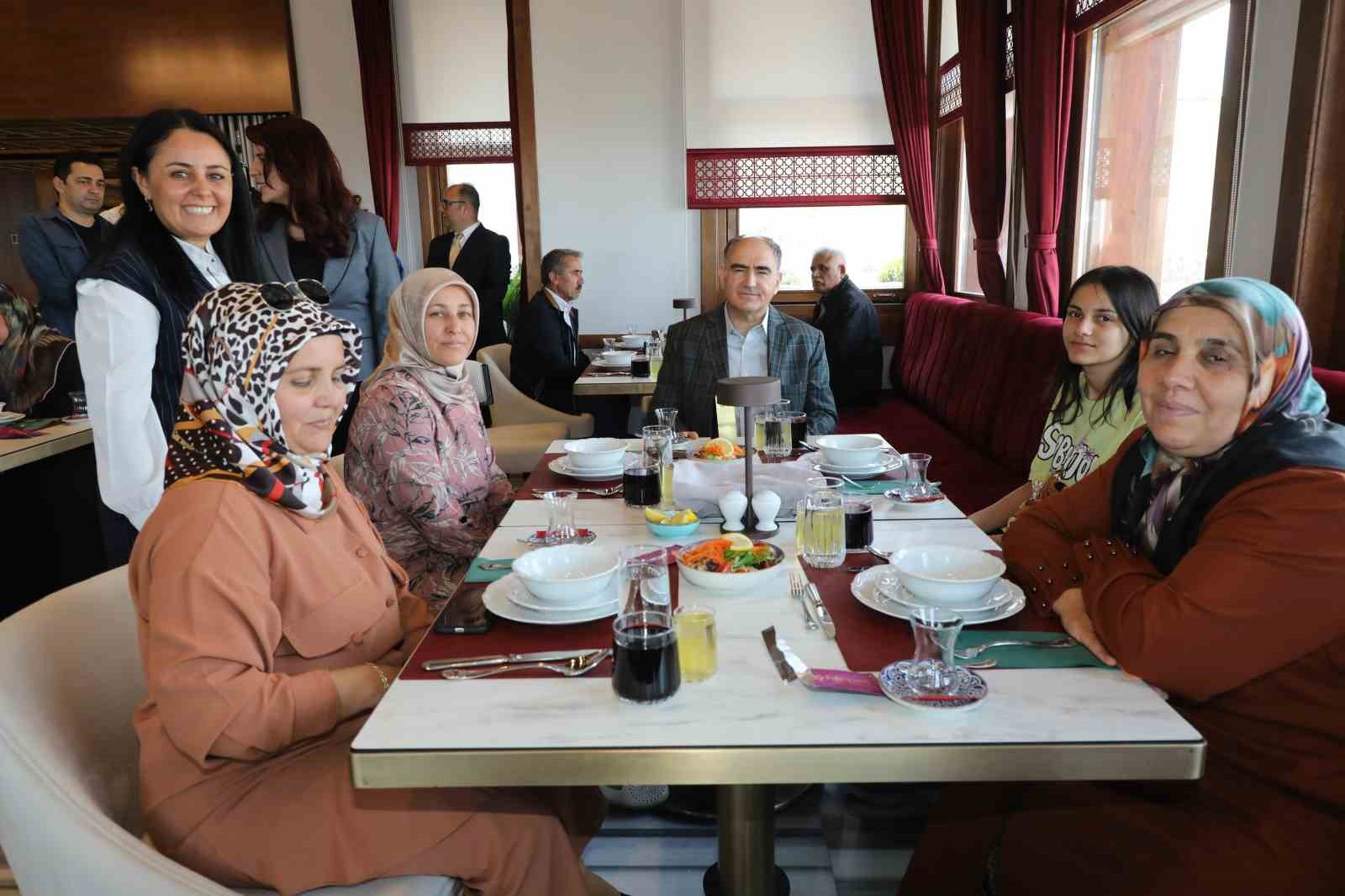 İçişleri Bakanı Ali Yerlikaya memleketi Konya’da şehit yakınlarını ağırladı
