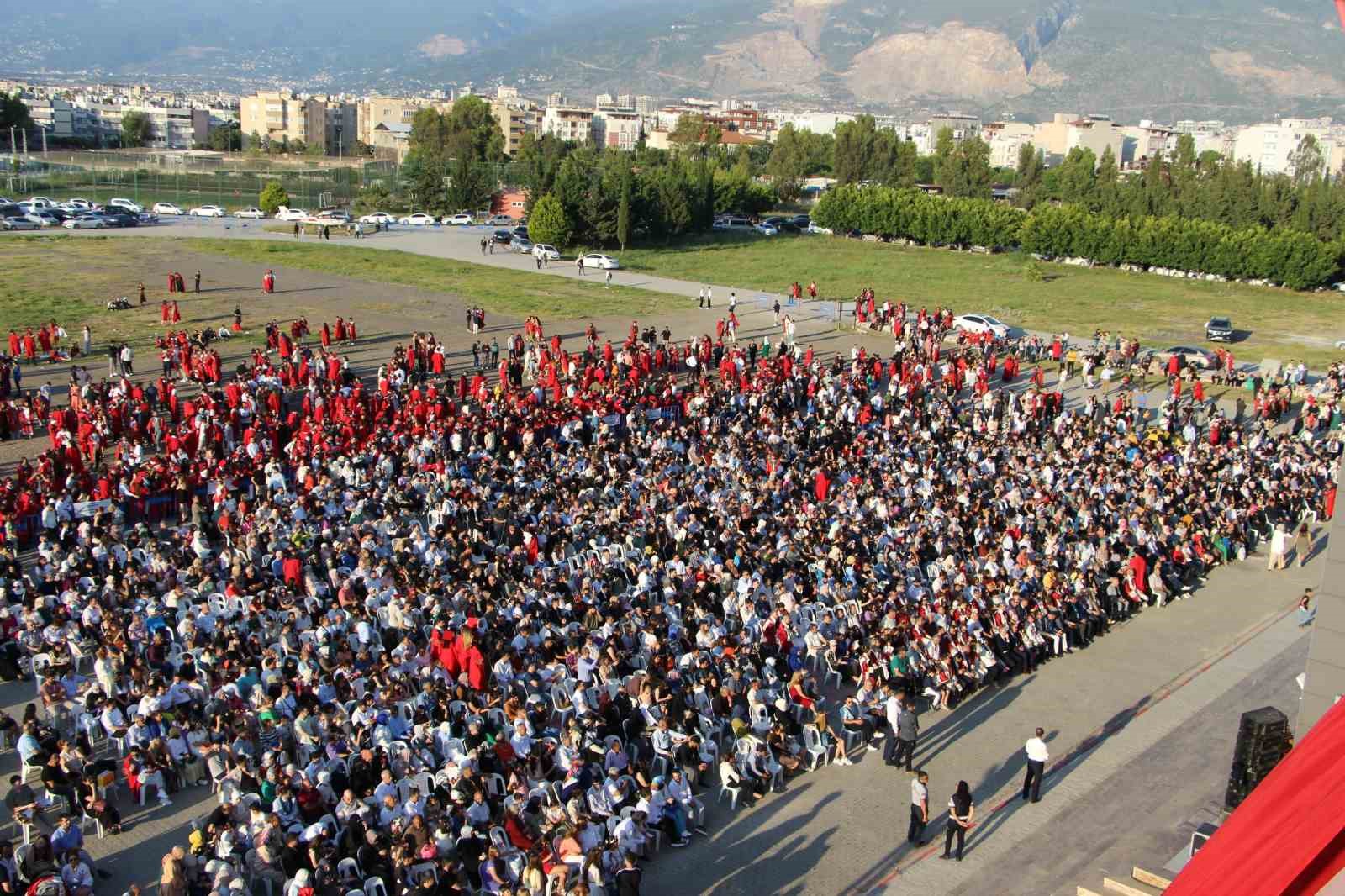 Depremin yaralarının sarıldığı İskenderun’da mezuniyet heyecanı
