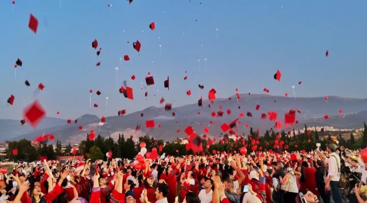 Depremin yaralarının sarıldığı İskenderun’da mezuniyet heyecanı
