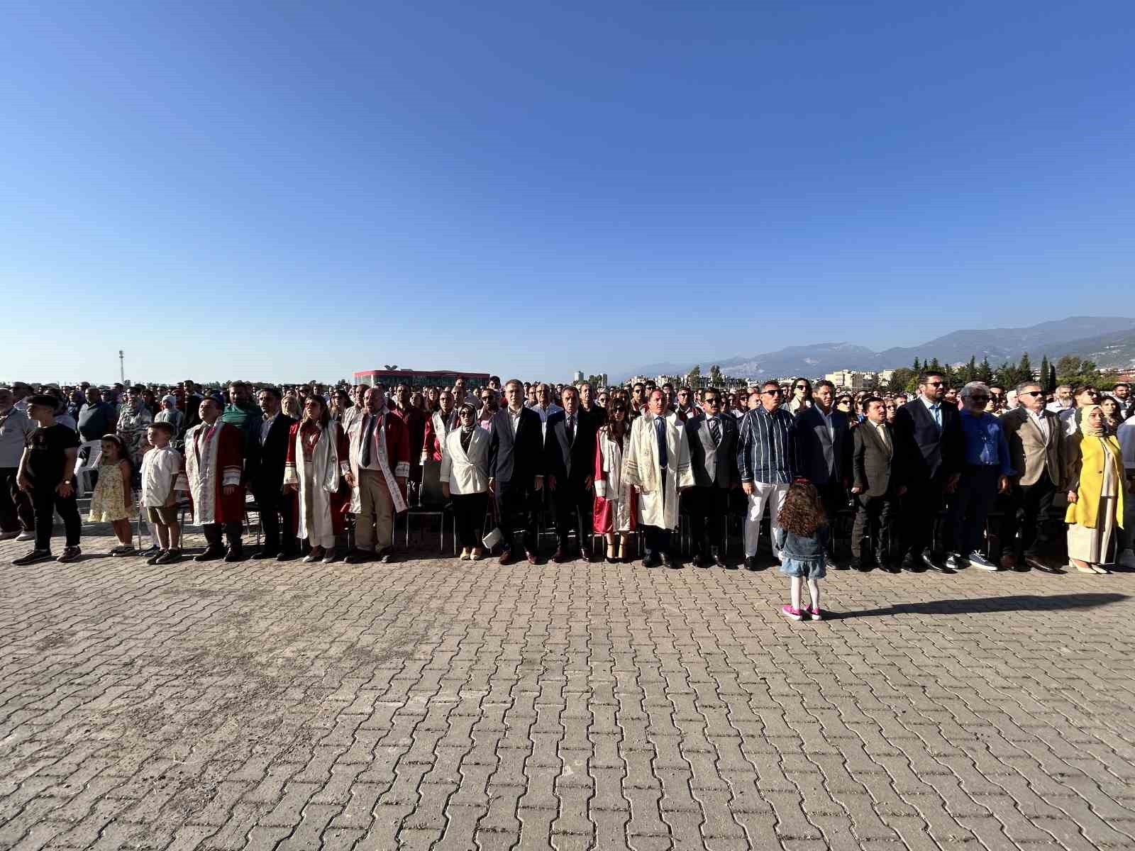 Depremin yaralarının sarıldığı İskenderun’da mezuniyet heyecanı
