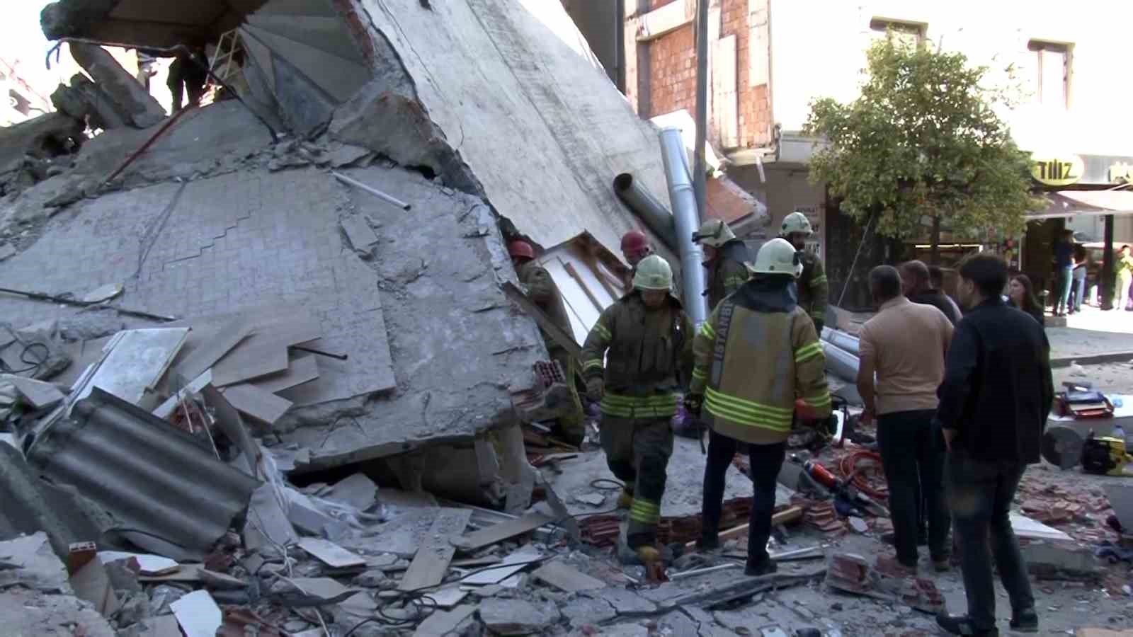 Küçükçekmece Kartaltepe Mahallesi’nde bir bina henüz belirlenemeyen bir nedenle çöktü. Olay yerine çok sayıda itfaiye ve sağlık ekibi sevk edildi.
