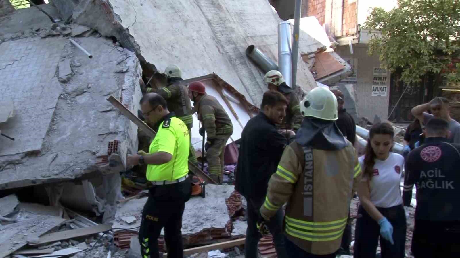 Küçükçekmece Kartaltepe Mahallesi’nde bir bina henüz belirlenemeyen bir nedenle çöktü. Olay yerine çok sayıda itfaiye ve sağlık ekibi sevk edildi.
