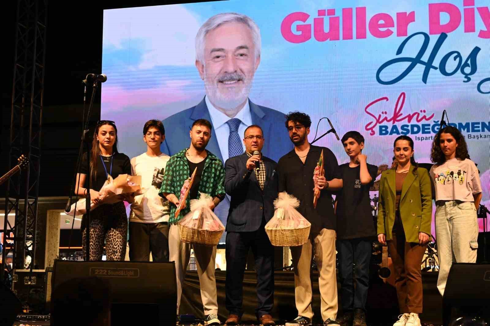 İkilem, Gül Festivali’nde Ispartalılara unutulmaz gece yaşattı
