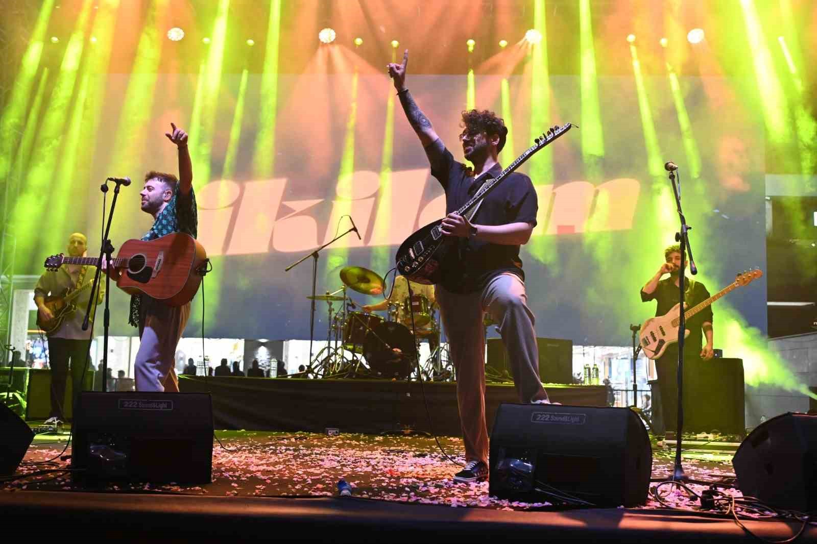 İkilem, Gül Festivali’nde Ispartalılara unutulmaz gece yaşattı
