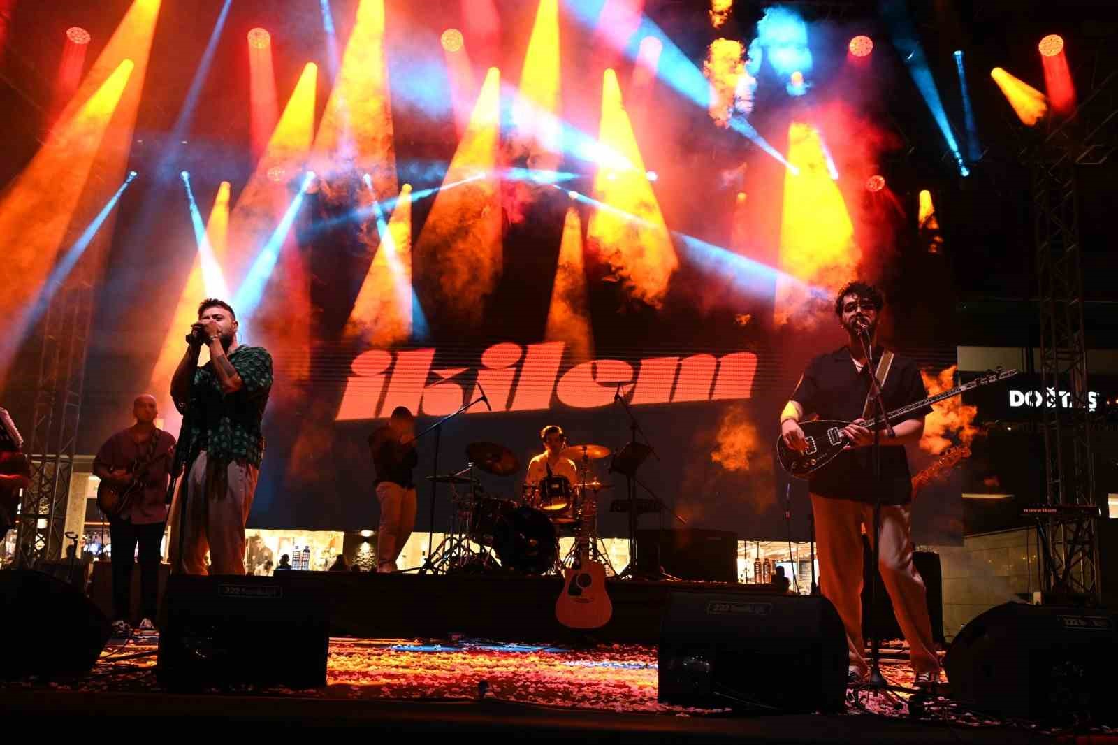 İkilem, Gül Festivali’nde Ispartalılara unutulmaz gece yaşattı
