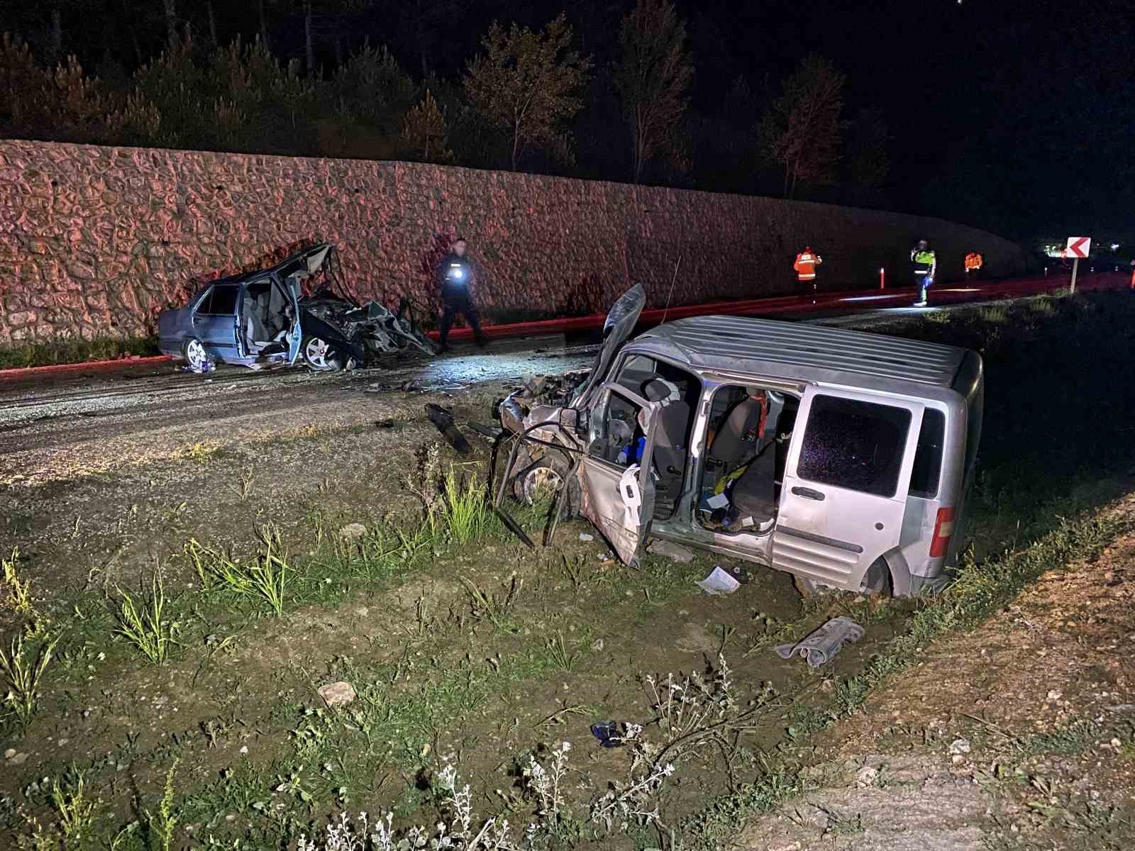 Hafif ticari araçla çarpışan Tofaş hurdaya döndü: 2’si ağır 5 yaralı
