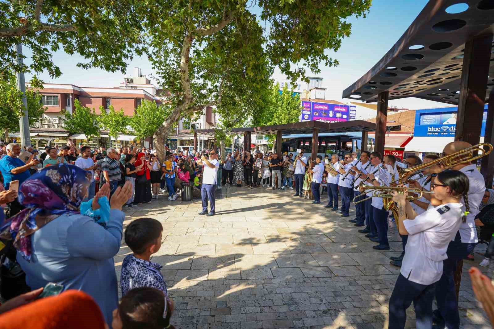 Meydanlar kültür ve sanatla buluşuyor
