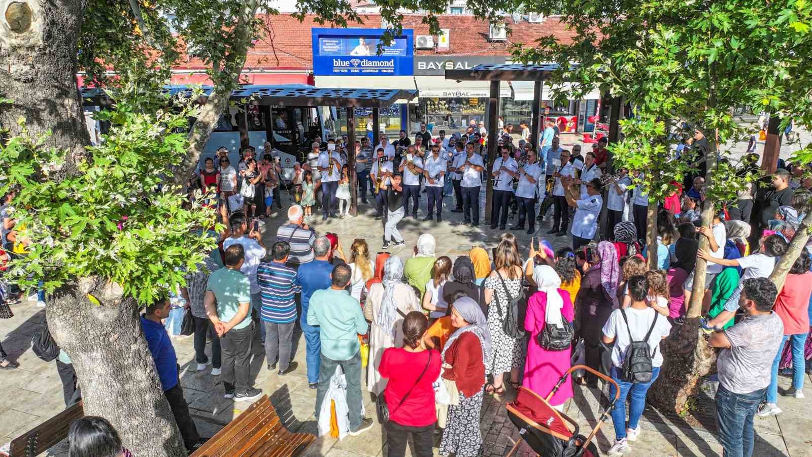 Meydanlar kültür ve sanatla buluşuyor
