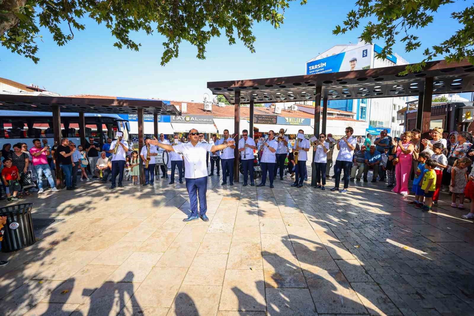 Meydanlar kültür ve sanatla buluşuyor
