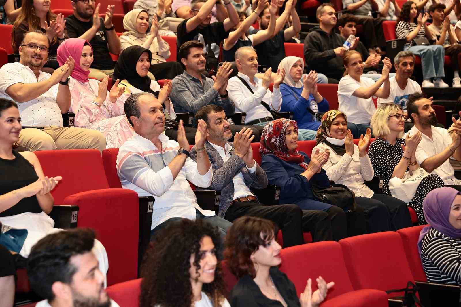 Şehir Tiyatrosu kapanışını Aşk ve Gururla yaptı
