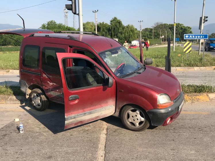 Hafif ticari araç ile otomobil çarpıştı: 4 yaralı
