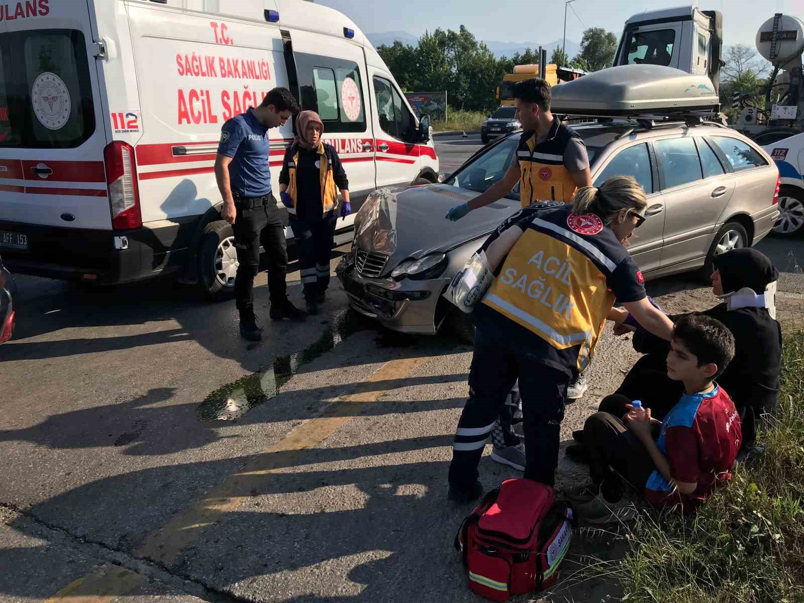 Hafif ticari araç ile otomobil çarpıştı: 4 yaralı
